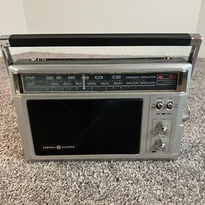 Vintage General Electric AM/FM Radio Model: 7-2850B